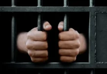 Mulher é presa na Compensa suspeita de furtar R$ 14 mil de clínica em Manaus