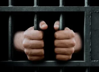 Mulher é presa na Compensa suspeita de furtar R$ 14 mil de clínica em Manaus