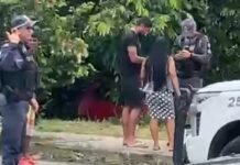 Carro capota várias vezes e cai em área de mata na Zona Norte de Manaus