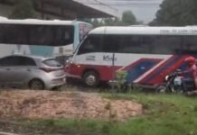 Colisão entre micro-ônibus e coletivo causa retenção na Avenida Margarita em Manaus