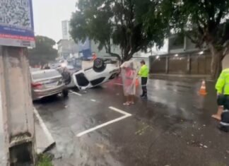 Acidente com capotamento deixa médica ferida no Centro de Manaus