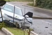 Carro atinge poste e interdita via na Ponta Negra em Manaus