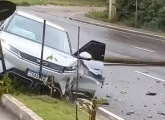 Carro atinge poste e interdita via na Ponta Negra em Manaus