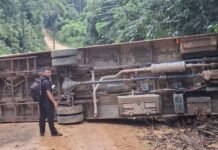 Ônibus com estudantes capota em ramal na Zona Rural de Manaus