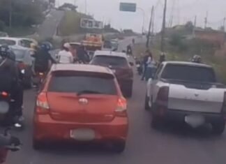 Acidente entre carro e moto é registrado na Avenida das Flores em Manaus
