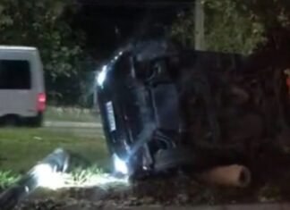 Carro capota após bater em poste na Avenida do Turismo em Manaus