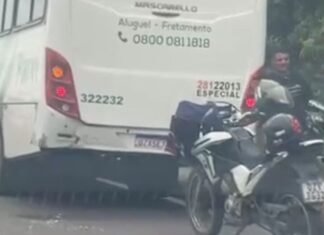 Ônibus sobe em canteiro durante colisão e deixa trânsito lento no Distrito Industrial em Manaus