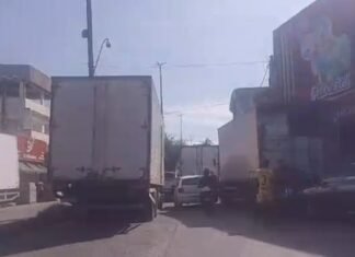 Pane em caminhão causa congestionamento na Avenida Hilário Gurjão em Manaus