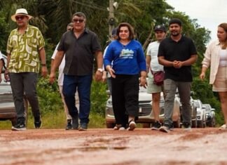 Em passagem por Iranduba, Professora Maria do Carmo mostra precariedade do ramal do Janauari