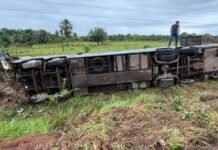 Acidente com ônibus deixa motorista ferido na BR-174 no Amazonas