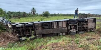 Acidente com ônibus deixa motorista ferido na BR-174 no Amazonas