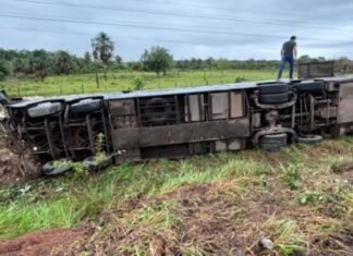 Acidente com ônibus deixa motorista ferido na BR-174 no Amazonas