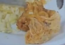 Estudante encontra plástico em refeição servida no RU da UFAM; assista!