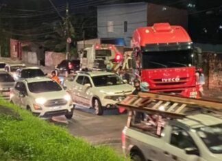 Caminhão rebocado atinge caminhonete e deixa trânsito lento em Manaus
