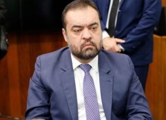 Cláudio Castro é alvo de operação da PF que apura repasses bilionários ao Banco Master