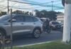 Acidente entre carro e moto deixa homem gravemente ferido em Manaus
