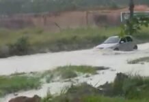 Avenida Torquato Tapajós fica alagada após forte chuva em Manaus