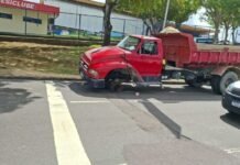 Roda de caçamba se desprende e deixa motociclista e passageira feridos em Manaus