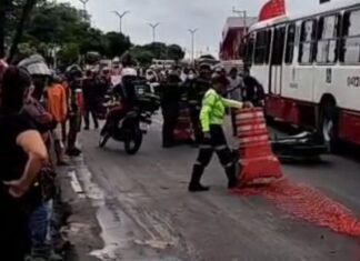 Jovem morre após ser atropelada por ônibus na Avenida Cosme Ferreira em Manaus