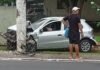 Carro fica destruído após acidente e colisão contra poste na Avenida São Jorge em Manaus