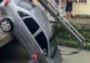 Veículo despenca de ponte e vai parar dentro de igarapé no interior do Amazonas