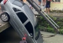 Veículo despenca de ponte e vai parar dentro de igarapé no interior do Amazonas