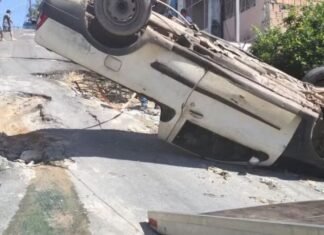 Carro capota ao tentar subir ladeira no Parque das Nações em Manaus
