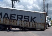 Contêiner cai de carreta e causa transtornos no trânsito do Distrito Industrial em Manaus