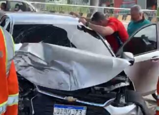Motorista perde controle e bate carro em mureta próximo ao viaduto do Japiim em Manaus