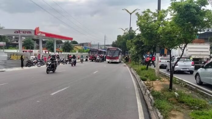 motociclista-morre-apos-cair-da-moto-e-ser-atropelado-por-onibus-em-manaus-foto-karla-melo-rede-amazonica
