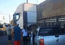 Caminhão fecha carro durante conversão e provoca acidente em Manaus
