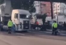 Carreta com turbina provoca congestionamento na Avenida Coronel Teixeira em Manaus
