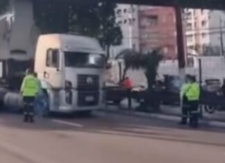 Carreta com turbina provoca congestionamento na Avenida Coronel Teixeira em Manaus