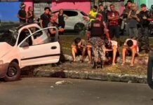 Motociclista fica ferido após carro com adolescentes capotar na Zona Norte de Manaus