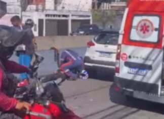 Motociclista fica ferido após bater na traseira de carro na Avenida Darcy Vargas em Manaus