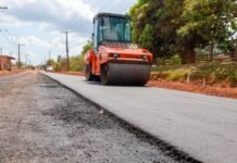 Roberto Cidade acompanha o andamento das obras de pavimentação em Autazes