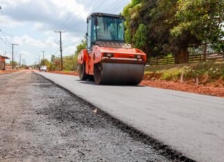 Roberto Cidade acompanha o andamento das obras de pavimentação em Autazes