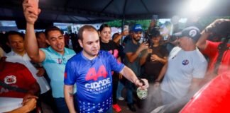 Em Presidente Figueiredo, Roberto Cidade mobiliza apoiadores durante megacarreata