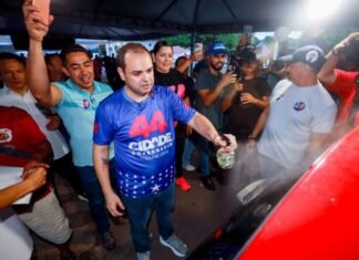 Em Presidente Figueiredo, Roberto Cidade mobiliza apoiadores durante megacarreata