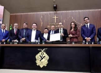 Adjuto Afonso homenageia ACA pelos 155 anos e entrega lei que reconhece a entidade como Patrimônio Cultural