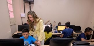 Thaisa Cidade acompanha início de curso inédito de Informática do Cetam para adolescentes com TEA