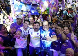 Com Roberto Cidade, Saimon Bessa e Carlinhos Bessa, lançamento reúne mais de 8 mil pessoas em Manaus Roberto Cidade, Carlinhos e Saimon Bessa.