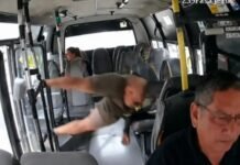 Motociclista é lançado para dentro de ônibus após colisão e assusta passageiros na Colômbia
