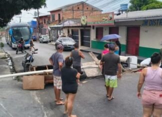 Moradores fecham rua após quatro dias sem energia elétrica em Manaus