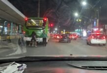 Vídeo mostra três crianças tentando se agarrar a ônibus em avenida de Manaus
