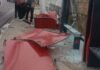 Carreta atinge parada de ônibus e poste durante a madrugada na Ponta Negra em Manaus