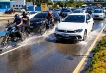 Rompimento de adutora provoca grande vazamento e deixa trânsito lento em Manaus