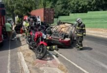 Motorista fica ferido após carro capotar em colisão com carreta no Japiim em Manaus