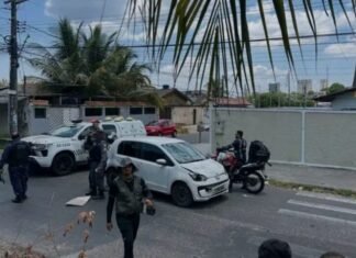 Criança é atropelada com responsável em frente a escola de Manaus