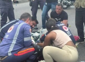 Passageira de moto sofre parada cardíaca após acidente com carreta em Manaus